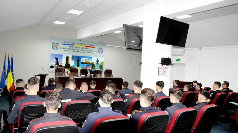 25 de elevi jandarmi, în practică la Jandarmeria Dâmbovița, până la finele lunii august